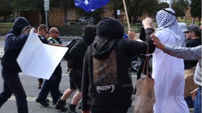 Melbourne Anarchist Club in black bloc attack Aussies